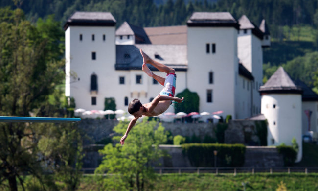 Baden in Goldegg, im Hintergrund das Schloss Goldegg, Salzburger Sonnenterrasse