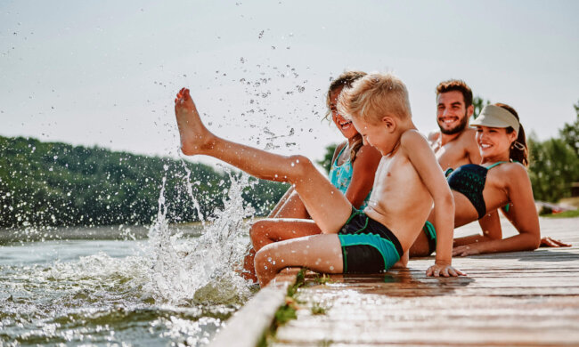 Familie spielt am See