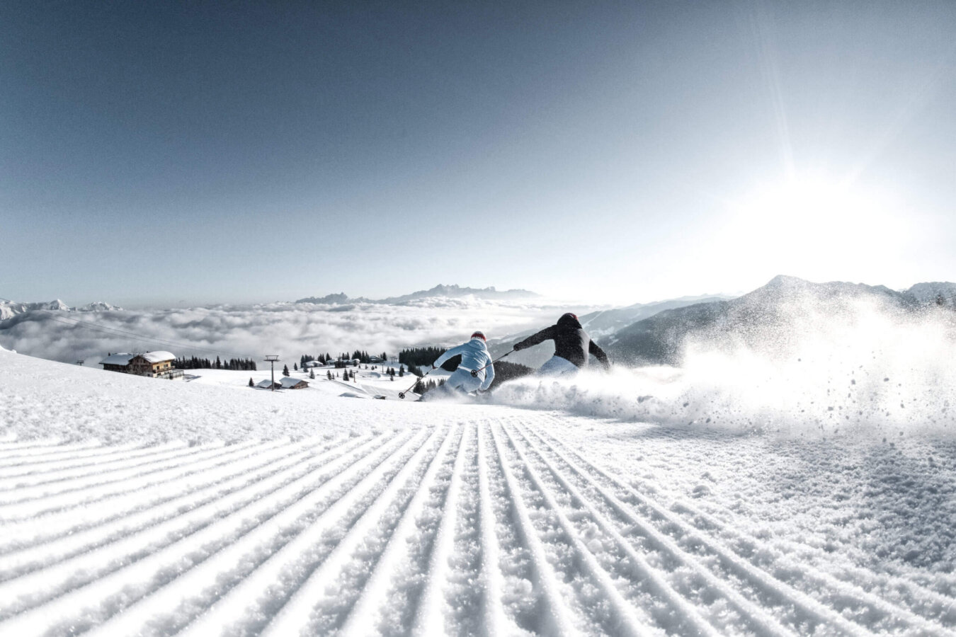 Piste Skifahren Pärchen, frisch präparierte Piste