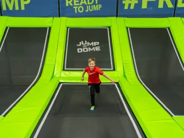Kind springt im Jump Dome