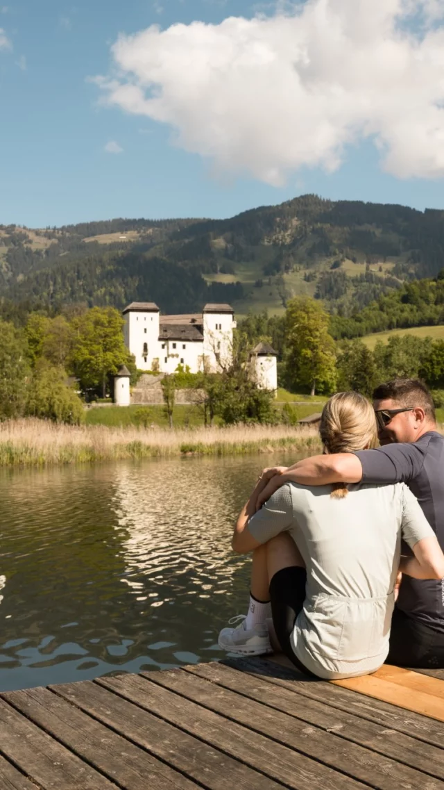 𝗛𝗶𝗲𝗿 𝗺𝗶𝘁 𝗱𝗶𝗿.
Nach einer Radtour am See ankommen, den Blick auf das Schloss Goldegg genießen. 

Man spürt, wie die Sonne wärmt, wie der Tag leiser wird und wie aus einer kleinen Pause ein besonderer Moment wird. 

🔆 Weil genau hier alles richtig scheint. 

• 
• 
• 
#deinsonnenmoment #salzburgersonnenterrasse #salzburgerland