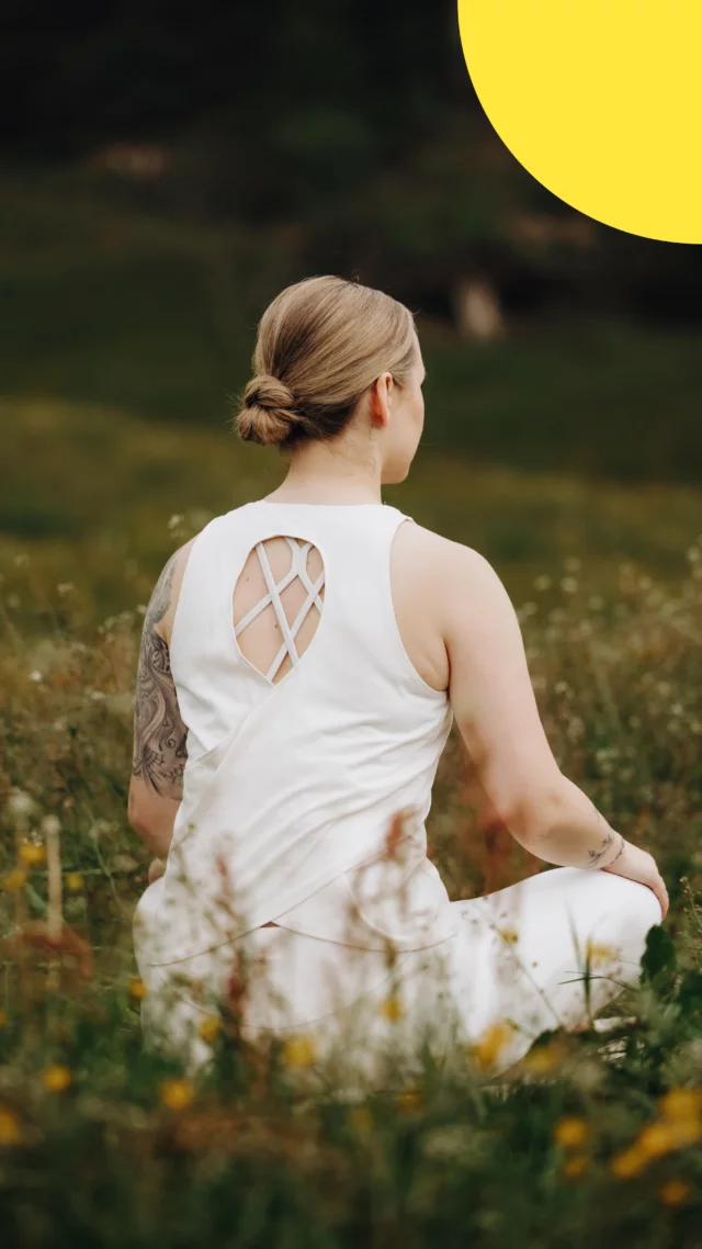 𝗠𝗼𝗿𝗴𝗲𝗻𝗿𝘂𝗵𝗲 𝗺𝗶𝘁 𝗔𝘂𝘀𝘀𝗶𝗰𝗵𝘁.
Der Tag beginnt langsam. Zwischen blühenden Kräutern und jungen Kälbern werden die Yogamatten in der Wiese ausgerollt. 

Nach der Einheit kehrt man gemeinsam auf der Meislsteinalm ein. Es duftet nach frischem Brot, regionalen Spezialitäten und dem ersten Kaffee. Ein Brunch, der zur Stimmung passt – regional, hausgemacht und mit Aussicht auf alles, was den Tag gut macht.

🔆 Weil manche Morgen einfach genau richtig sind.

• 
• 
• 
#deinsonnenmoment #salzburgersonnenterrasse #salzburgerland

🎥 @create.socials
📸 @elisabeth__fotografie
💅 @stylebyliz.grossarl