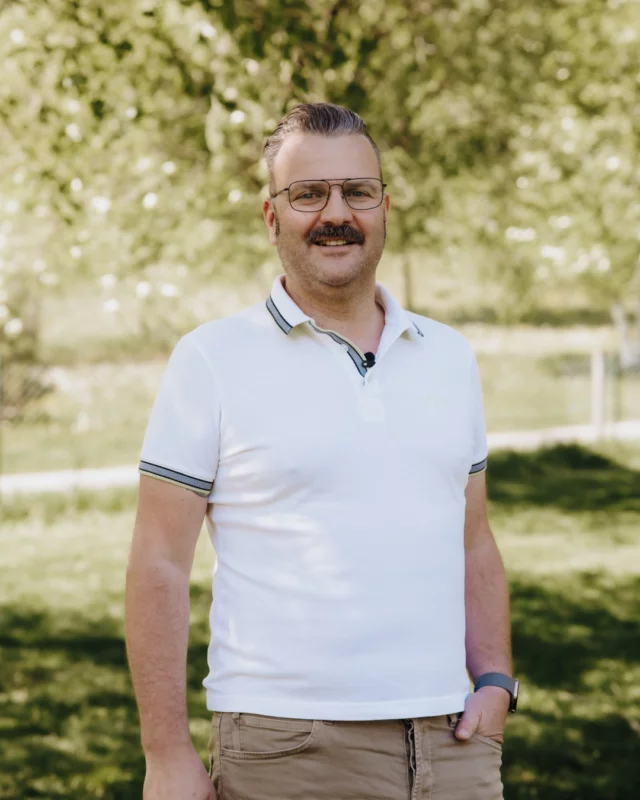 𝗪𝗲𝗿 𝗵𝗶𝗲𝗿 𝗹𝗲𝗯𝘁, 𝘄𝗲𝗶ß, 𝘄𝗮𝘀 𝘇𝗮̈𝗵𝗹𝘁.
Ein gutes Gespräch am Gartenzaun. Ein fester Händedruck. Ein offenes Wort zur richtigen Zeit.

Manches verändert sich – aber Haltung, Verlässlichkeit und ein Blick fürs Ganze bleiben.

🔆 𝗦𝗼𝗻𝗻𝗲𝗻𝗺𝗼𝗺𝗲𝗻𝘁𝗲 𝗲𝗻𝘁𝘀𝘁𝗲𝗵𝗲𝗻 𝗮𝘂𝗰𝗵 𝗱𝗮𝗻𝗻, 𝘄𝗲𝗻𝗻 𝗷𝗲𝗺𝗮𝗻𝗱 𝗲𝗶𝗻𝗳𝗮𝗰𝗵 𝗱𝗮 𝗶𝘀𝘁 𝘂𝗻𝗱 𝗵𝗶𝗻𝘀𝗰𝗵𝗮𝘂𝘁.

•
•
•
#deinsonnenmoment #salzburgersonnenterrasse #salzburgerland
📸 @elisabeth__fotografie