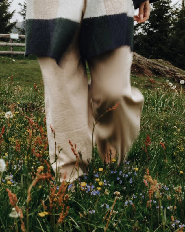 𝗪𝗲𝗻𝗻 𝗱𝗲𝗿 𝗛𝗲𝗿𝗯𝘀𝘁 𝘇𝘂𝗺 𝗕𝗲𝗴𝗹𝗲𝗶𝘁𝗲𝗿 𝘄𝗶𝗿𝗱. 🍂
Das Rascheln im Gras, der Duft nach feuchter Erde und der Tau, der an den Hosenbeinen hängen bleibt – genau das sind die Momente, in denen man spürt, wie nah man der Natur hier oben ist.

Mit jedem Schritt wird alles ein Stück ruhiger, klarer. Und irgendwo zwischen all dem liegt dieses Gefühl von Ankommen – mitten im Herbst.

🔆 𝗪𝗲𝗶𝗹 𝗱𝗲𝗿 𝗛𝗲𝗿𝗯𝘀𝘁 𝗵𝗶𝗲𝗿 𝗼𝗯𝗲𝗻 𝗲𝗶𝗻𝗳𝗮𝗰𝗵 𝗲𝗶𝗻 𝗴𝘂𝘁𝗲𝗿 𝗙𝗿𝗲𝘂𝗻𝗱 𝗶𝘀𝘁.

•
•
•
#deinsonnenmoment #salzburgersonnenterrasse #salzburgerland

📸 @elisabeth__fotografie
💅 @liz_visa_styling