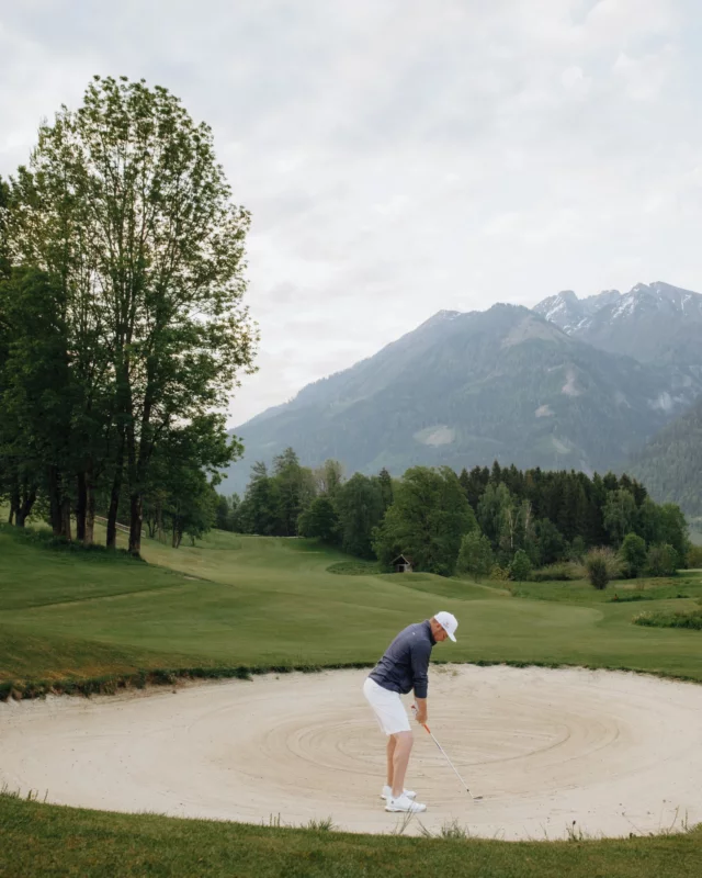 𝗭𝘄𝗶𝘀𝗰𝗵𝗲𝗻 𝗔𝗯𝘀𝗰𝗵𝗹𝗮𝗴 𝘂𝗻𝗱 𝗔𝘂𝗴𝗲𝗻𝗯𝗹𝗶𝗰𝗸. 
Ein tiefer Atemzug, der Blick ins Tal, das leise Rascheln der Bäume. 

Beim Golfen auf der Salzburger Sonnenterrasse zählt nicht nur der nächste Schlag, sondern das Dazwischen – jener Moment, in dem alles stillsteht. Wenn die Sonne durch die Wolken bricht und das Grün im Licht aufleuchtet, wird aus Spiel Achtsamkeit und aus Bewegung Ruhe. 

🔆 𝗪𝗲𝗶𝗹 𝗷𝗲𝗱𝗲𝗿 𝗔𝗯𝘀𝗰𝗵𝗹𝗮𝗴 𝗲𝗶𝗻 𝗦𝘁𝘂̈𝗰𝗸 𝗪𝗲𝗶𝘁𝗯𝗹𝗶𝗰𝗸 𝘀𝗰𝗵𝗲𝗻𝗸𝘁.

• 
• 
• 
#deinsonnenmoment #salzburgersonnenterrasse #salzburgerland 

📸 @elisabeth__fotografie 
💅 @stylebyliz.grossarl