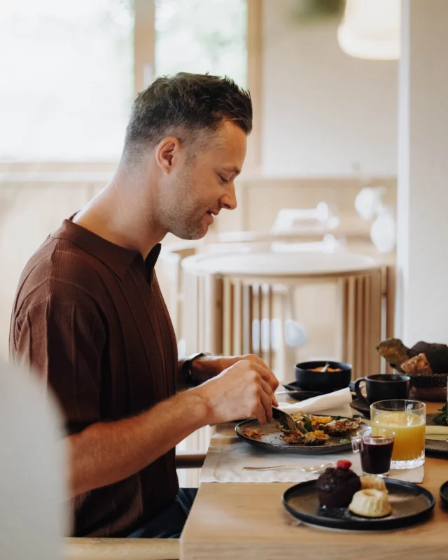 𝗪𝗲𝗿𝘁𝘃𝗼𝗹𝗹 𝗴𝗲𝗻𝗶𝗲𝘀𝘀𝗲𝗻.
Ein Frühstück auf der Salzburger Sonnenterrasse bedeutet mehr als nur den Start in den Tag. Es ist dieses langsame Ankommen – wenn der Duft von frischem Brot den Raum füllt, der erste Schluck Saft nach Bergsonne schmeckt und man merkt, wie gut regionale Zutaten einfach tun.

Hier wird jedes Gericht mit Sorgfalt zubereitet, jedes Detail mit Liebe bedacht. Und während draußen die Sonne über die Gipfel steigt, entsteht drinnen dieser Moment, in dem alles stimmt.

🔆 𝗪𝗲𝗶𝗹 𝗵𝗶𝗲𝗿 𝗼𝗯𝗲𝗻 𝗷𝗲𝗱𝗲𝗿 𝗠𝗼𝗿𝗴𝗲𝗻 𝗲𝗶𝗻 𝗸𝗹𝗲𝗶𝗻𝗲𝗿 𝗦𝗼𝗻𝗻𝗲𝗻𝗺𝗼𝗺𝗲𝗻𝘁 𝗶𝘀𝘁.

•
•
•
#deinsonnenmoment #salzburgersonnenterrasse #salzburgerland

📸 @elisabeth__fotografie
💅 @liz_visa_styling