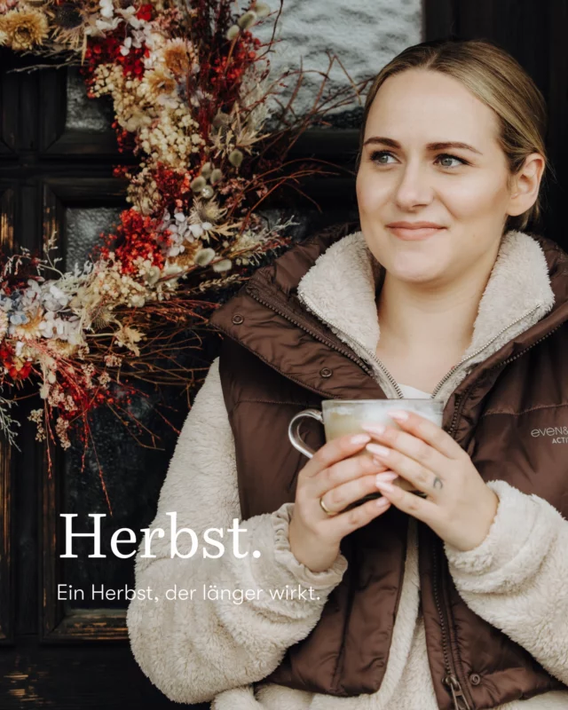 𝗘𝗶𝗻 𝗛𝗲𝗿𝗯𝘀𝘁, 𝘄𝗶𝗲 𝗲𝗿 𝘀𝗶𝗰𝗵 𝗮𝗻𝗳ü𝗵𝗹𝘁. 
Ein Tisch in der Sonne, vertraute Stimmen, der Duft von frischem Kaffee. 

Die Zeit verliert an Tempo, Gespräche werden tiefer, das Lachen bleibt ein wenig länger. Es sind diese stillen, goldenen Momente, in denen man spürt, dass alles da ist, was zählt – Nähe, Wärme und das Gefühl, angekommen zu sein. 

🔆 𝗪𝗲𝗶𝗹 𝗺𝗮𝗻𝗰𝗵𝗲 𝗧𝗮𝗴𝗲 𝗻𝗶𝗰𝗵𝘁𝘀 𝗚𝗿𝗼ß𝗲𝘀 𝗯𝗿𝗮𝘂𝗰𝗵𝗲𝗻, 𝘂𝗺 𝗯𝗲𝘀𝗼𝗻𝗱𝗲𝗿𝘀 𝘇𝘂 𝘀𝗲𝗶𝗻.

• 
• 
• 
#deinsonnenmoment #salzburgersonnenterrasse #salzburgerland

📸 @elisabeth__fotografie
💅 @stylebyliz.grossarl