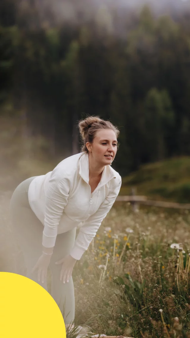 𝗬𝗼𝗴𝗮 𝗺𝗶𝘁 𝗕𝗲𝗿𝗴𝗯𝗹𝗶𝗰𝗸.
Die Wiese noch feucht vom Tau, die Sonne blinzelt über die Gipfel und die Morgenluft ist klar.

Jede Bewegung wird weicher, jeder Atemzug tiefer – als würde sich die Natur in den Rhythmus einfügen.

🔆 𝗪𝗲𝗶𝗹 𝗲𝗶𝗻 𝗠𝗼𝗿𝗴𝗲𝗻 𝗮𝗺 𝗕𝗲𝗿𝗴 𝗺𝗲𝗵𝗿 𝗞𝗿𝗮𝗳𝘁 𝘀𝗰𝗵𝗲𝗻𝗸𝘁 𝗮𝗹𝘀 𝗷𝗲𝗱𝗲 𝗧𝗮𝘀𝘀𝗲 𝗞𝗮𝗳𝗳𝗲𝗲.

•
•
•
#deinsonnenmoment #salzburgersonnenterrasse #salzburgerland

🎥 @create.socials
📸 @elisabeth__fotografie
💅 @liz_visa_styling