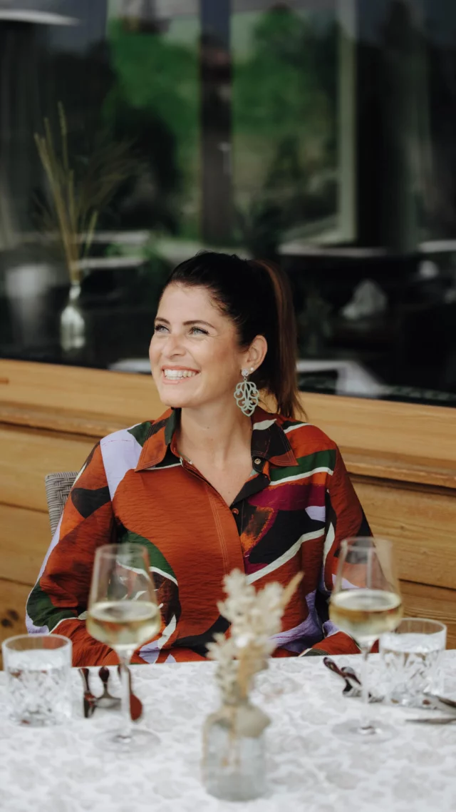 𝗪𝗲𝗻𝗻 𝗱𝗲𝗿 𝗛𝗲𝗿𝗯𝘀𝘁 𝘇𝘂𝗿 𝗘𝗶𝗻𝗹𝗮𝗱𝘂𝗻𝗴 𝘄𝗶𝗿𝗱.
Die Sonne steht tiefer, das Licht wird weicher – und irgendwo zwischen Gesprächen, einem Glas Wein und dem Duft aus der Küche entsteht dieser Moment, in dem man einfach bleibt. Hier oben zeigt sich der Herbst von seiner wärmsten Seite. 

Ein Zusammensitzen, das verbindet. Ein Essen, das nach Ankommen schmeckt. Und eine Zeit, die daran erinnert, wie schön es ist, gemeinsam zu genießen. 

🔆 𝗪𝗲𝗶𝗹 𝗚𝗲𝗻𝘂𝘀𝘀 𝗵𝗶𝗲𝗿 𝗼𝗯𝗲𝗻 𝗶𝗺𝗺𝗲𝗿 𝗮𝘂𝗰𝗵 𝗚𝗲𝗺𝗲𝗶𝗻𝘀𝗰𝗵𝗮𝗳𝘁 𝗯𝗲𝗱𝗲𝘂𝘁𝗲𝘁.

•
•
•
#deinsonnenmoment #salzburgersonnenterrasse #salzburgerland