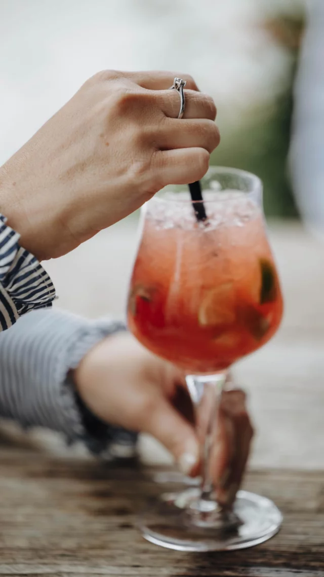 𝗠𝗼𝗺𝗲𝗻𝘁𝗲, 𝗱𝗶𝗲 𝗱𝗮𝘀 𝗟𝗲𝗯𝗲𝗻 𝗹𝗲𝗶𝗰𝗵𝘁 𝗺𝗮𝗰𝗵𝗲𝗻.
Ein Schritt über den Marktplatz, ein Lächeln im Vorübergehen, der Duft frischer Blumen in der Herbstluft.

Zwischen Gesprächen und Sonnenstrahlen liegt diese Leichtigkeit, die man nicht planen kann. Auf der Salzburger Sonnenterrasse, fühlt sich selbst der Alltag ein Stück leichter an.

🔆 𝗪𝗲𝗶𝗹 𝗲𝘀 𝗱𝗶𝗲 𝗸𝗹𝗲𝗶𝗻𝗲𝗻 𝗠𝗼𝗺𝗲𝗻𝘁𝗲 𝘀𝗶𝗻𝗱, 𝗱𝗶𝗲 𝗱𝗮𝘀 𝗟𝗲𝗯𝗲𝗻 𝗴𝗿𝗼ß 𝗺𝗮𝗰𝗵𝗲𝗻.

•
•
•
#deinsonnenmoment #salzburgersonnenterrasse #salzburgerland