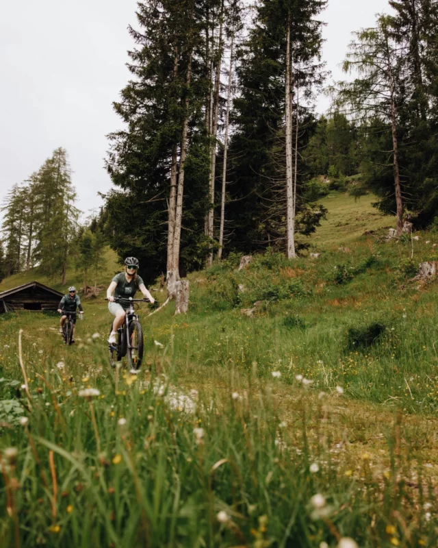 𝐅𝐫𝐢𝐬𝐜𝐡𝐞 𝐁𝐞𝐫𝐠𝐥𝐮𝐟𝐭 𝐮𝐧𝐝 𝐑𝐮𝐡𝐞 

Die Bikesaison startet wieder und die ersten Touren führen zurück hinaus in die Natur. 🚵‍♀️🌿Ob gemütlich mit dem E-Bike, sportlich auf den Trails oder entspannt mit Aussicht und Einkehr – wir freuen uns auf viele besondere Momente in den Bergen der Salzburger Sonnenterrasse. ☀️

Wir wünschen allen einen guten Start in die neue Saison, viele schöne Erlebnisse und vor allem eine sichere, entspannte und unfallfreie Zeit auf zwei Rädern. 🚴‍♂️⛰️

📸 @twominds.studio_