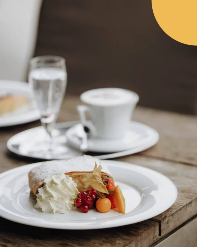 𝐄𝐢𝐧𝐟𝐚𝐜𝐡 𝐦𝐚𝐥 𝐬𝐢𝐭𝐳𝐞𝐧 𝐛𝐥𝐞𝐢𝐛𝐞𝐧 🌟

Inmitten von tiefen Gesprächen, duftendem Kaffee und köstlichem Essen entstehen oft die unvergesslichsten Momente – ohne jegliche Hektik. 😌

Ein wenig Alltag hinter sich lassen, gemeinsam genießen und sich die Zeit nehmen. Manchmal ist das alles, was wir brauchen. 🤍

📸 @twominds.studio_