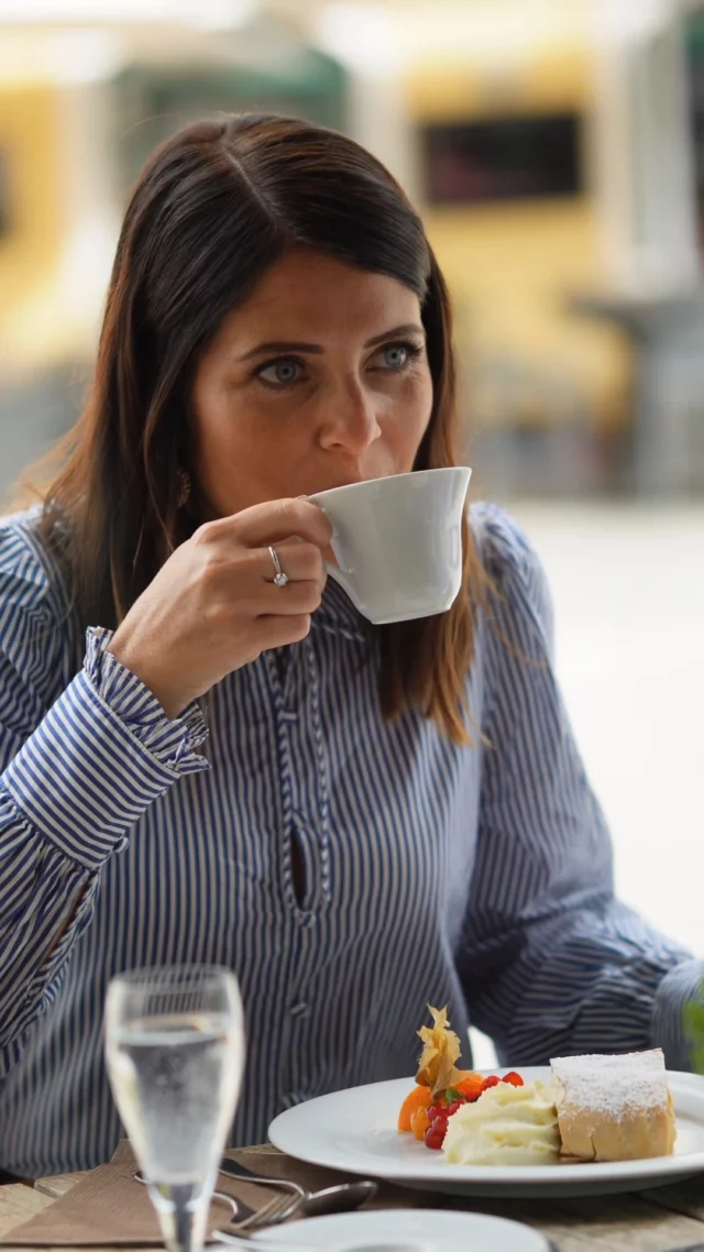 𝐙𝐰𝐞𝐢 𝐊𝐚𝐟𝐟𝐞𝐞𝐬, 𝐝𝐫𝐞𝐢 𝐒𝐭𝐮𝐧𝐝𝐞𝐧 𝐬𝐩ä𝐭𝐞𝐫

Eigentlich nur kurz auf einen Kaffee getroffen.
Dann wurden aus ein paar Minuten gute Gespräche, leeres Geschirr und dieses Gefühl, nirgends anders sein zu müssen. 🤍

📸 @twominds.studio_
🎥 @create.socials